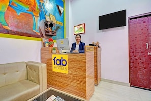 Reception - FabHotel Tirth Comfort Stays - 800 m from Kashi Vishwanath Temple (Varanasi)