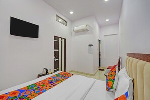 Egyptian cotton sheets, premium bedding, in-room safe, free WiFi - FabHotel Tirth Comfort Stays - 800 m from Kashi Vishwanath Temple (Varanasi)