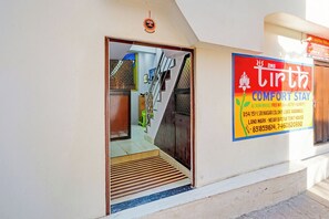 Property entrance - FabHotel Tirth Comfort Stays - 800 m from Kashi Vishwanath Temple (Varanasi)