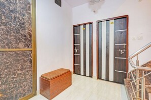 Lobby - FabHotel Tirth Comfort Stays - 800 m from Kashi Vishwanath Temple (Varanasi)