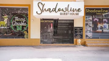 Pintu masuk properti