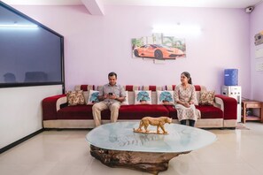Lobby sitting area - Fabhotel Shadowline (Panaji)
