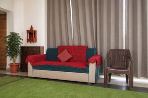 Lobby sitting area - Fabhotel Dev Ganga Retreat (Rishikesh)