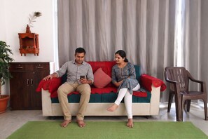 Lobby sitting area - Fabhotel Dev Ganga Retreat (Rishikesh)