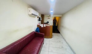 Reception - Fabhotel Celebrity Inn (New Delhi)