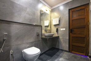 Shower, rainfall showerhead, free toiletries, towels - Fabhotel Celebrity Inn (New Delhi)