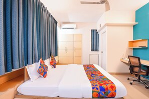 Egyptian cotton sheets, premium bedding, in-room safe, free WiFi - Fabhotel Krishna Sai (Pune)