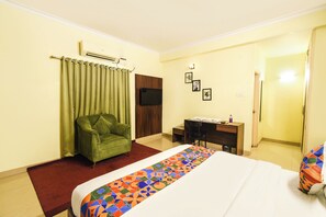 Egyptian cotton sheets, premium bedding, in-room safe, free WiFi - Fabhotel The Stem (Hyderabad)