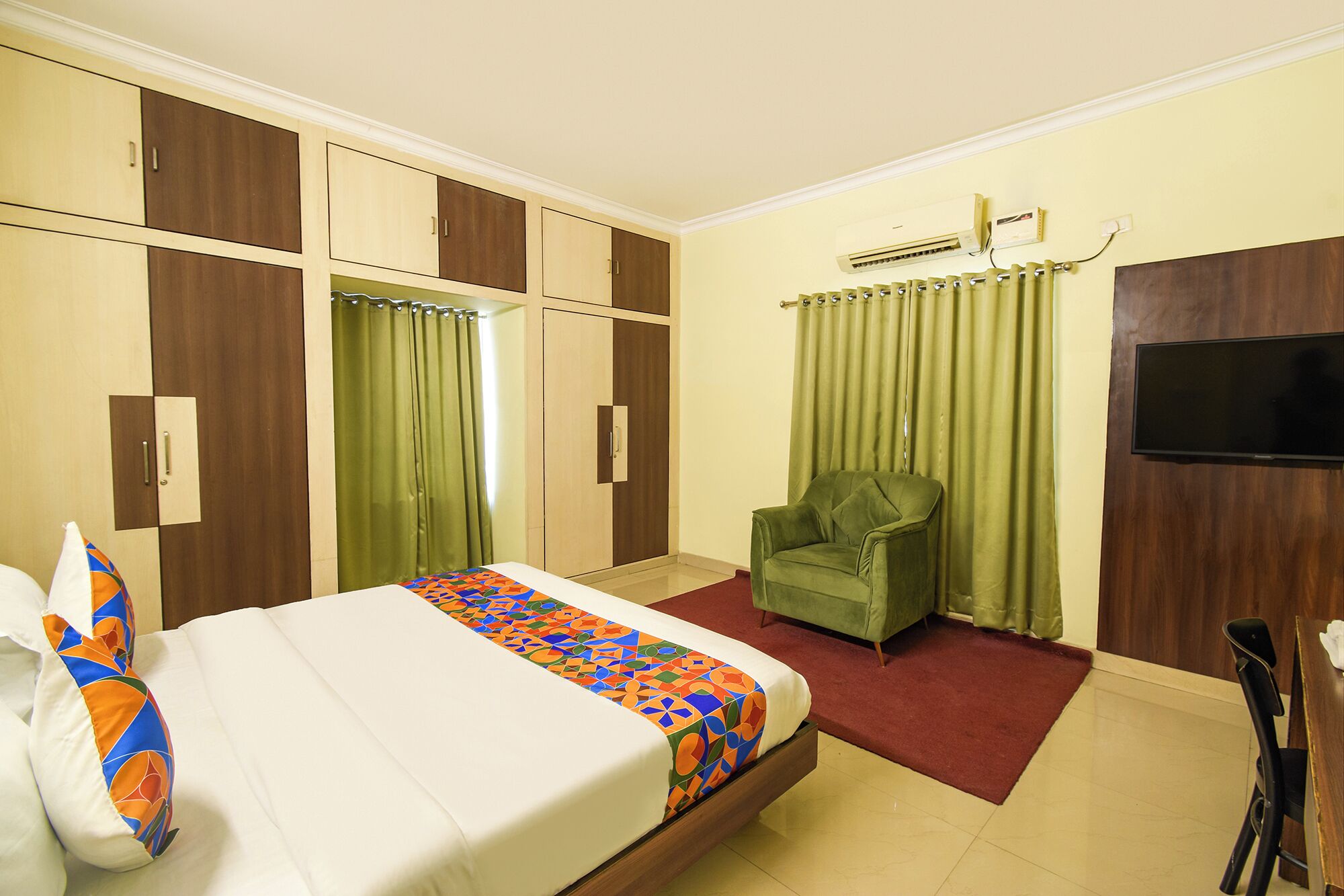 Egyptian cotton sheets, premium bedding, in-room safe, free WiFi