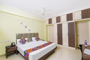 Deluxe Room | Egyptian cotton sheets, premium bedding, in-room safe, free WiFi - Fabhotel The Stem (Hyderabad)