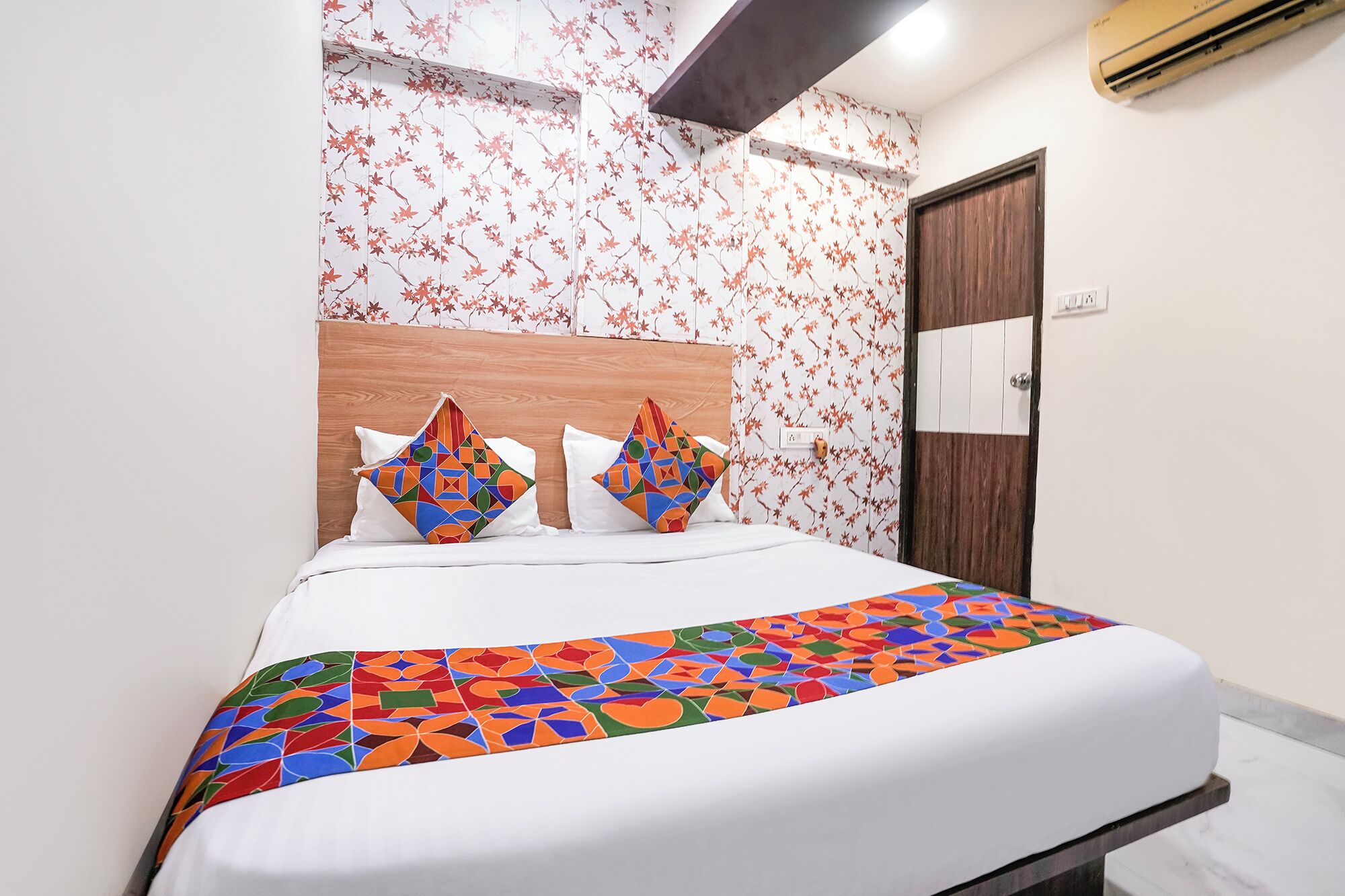 Egyptian cotton sheets, premium bedding, in-room safe, free WiFi