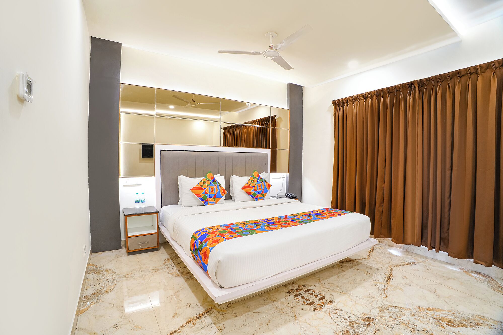 Executive kamer | Lakens van Egyptisch katoen, luxe beddengoed, een kluis op de kamer