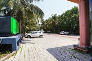Free self parking - Fabhotel Grand & Resorts (Tirupporur)