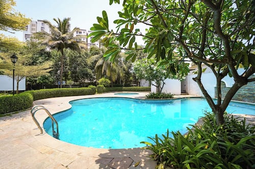 Swim-up bar