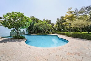 Quầy bar sát hồ bơi