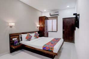 Egyptian cotton sheets, premium bedding, in-room safe, free WiFi - Fabhotel Blue Inn (Ahmednagar)