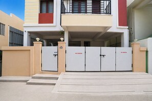 Property entrance - Fabhotel Mm Home Stay (Chennai)