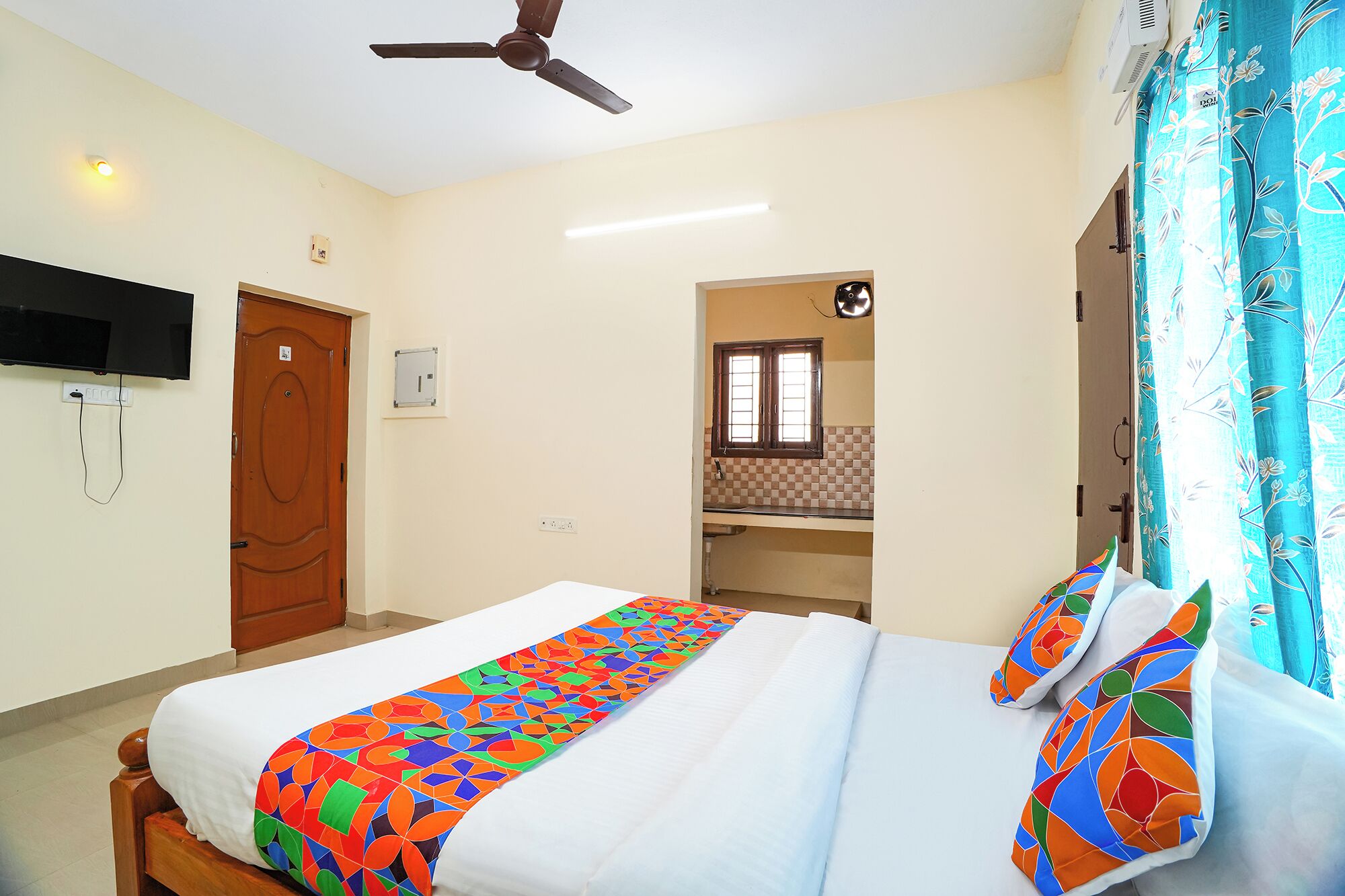 Egyptian cotton sheets, premium bedding, in-room safe, free WiFi