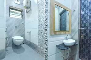 Shower, rainfall showerhead, free toiletries, towels