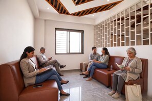 Lobby sitting area - Fabhotel Kalptaru (Paud)