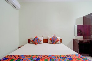 Egyptian cotton sheets, premium bedding, in-room safe, free WiFi - Fabhotel Atithi Bhawan (Bhubaneshwar)