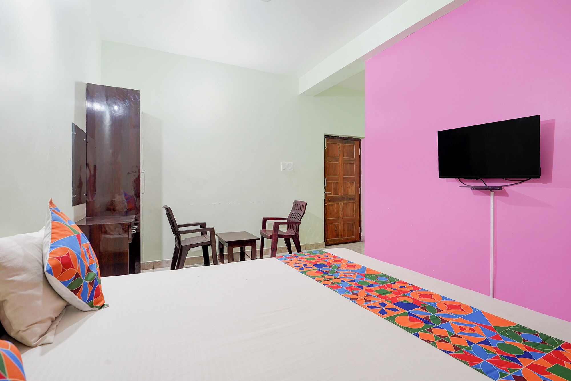 Egyptian cotton sheets, premium bedding, in-room safe, free WiFi