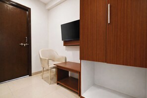 Egyptian cotton sheets, premium bedding, in-room safe, free WiFi - Fabhotel The Cozy Stay (Indore)
