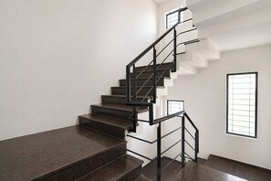 Staircase - Fabhotel The Cozy Stay (Indore)