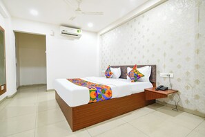 Egyptian cotton sheets, premium bedding, in-room safe, free WiFi - Fabhotel The Cozy Stay (Indore)