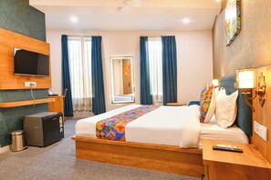 Egyptian cotton sheets, premium bedding, in-room safe, free WiFi - Fabhotel The Muffet (Indore)