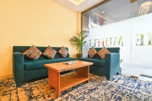 Lobby sitting area - Fabhotel The Muffet (Indore)