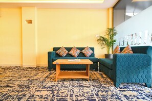 Lobby sitting area - Fabhotel The Muffet (Indore)