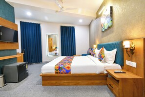 Egyptian cotton sheets, premium bedding, in-room safe, free WiFi - Fabhotel The Muffet (Indore)