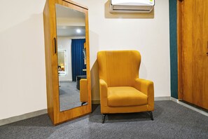 28-inch LCD TV with cable channels - Fabhotel The Muffet (Indore)