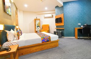 Egyptian cotton sheets, premium bedding, in-room safe, free WiFi - Fabhotel The Muffet (Indore)