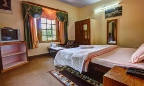Egyptian cotton sheets, premium bedding, in-room safe, free WiFi - Fabhotel Ballu’S Cafe & Resort (Manali)