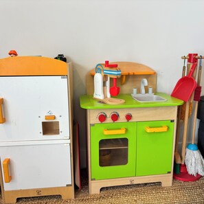 Children's area - Kid Friendly Surrey House with Backyard (Surrey)