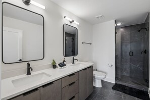 Shower, hair dryer, towels, shampoo - Stylish retreat ft. rooftop lounge w/ tub & views! (Nashville)
