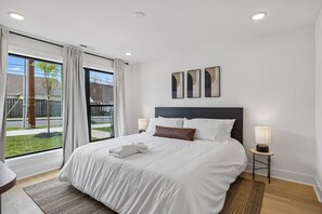 Iron/ironing board, WiFi, bed sheets - Stylish retreat ft. rooftop lounge w/ tub & views! (Nashville)