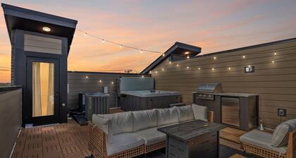Luxe home w/ rooftop lounge & hottub near downtown