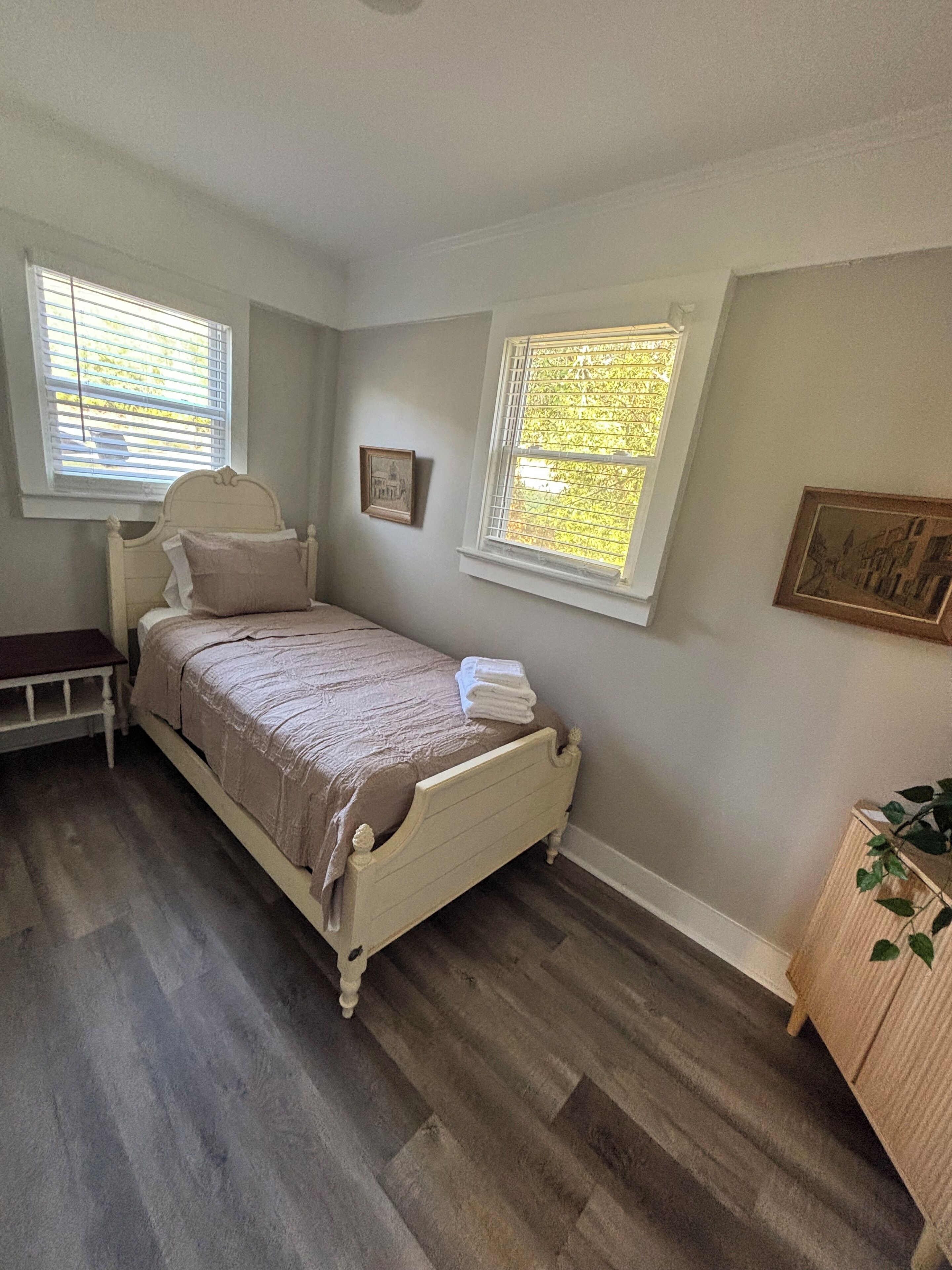 Iron/ironing board, WiFi, bed sheets