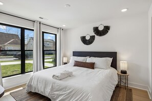 Tabla de planchar con plancha, wifi y ropa de cama 