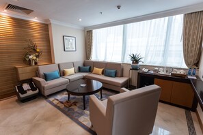 Deluxe King Suite | Interior - China Mayors Plaza Hotel (Guangzhou)