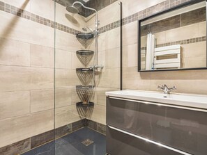 Bathroom - Marius Bondil by Interhome (Six Fours)