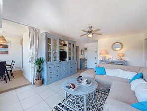 Ein Wohnzimmer mit einer Couch, einem Couchtisch und einer Vitrine.
