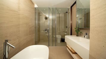 Executive Suite, Balcony, Garden View | Bathroom