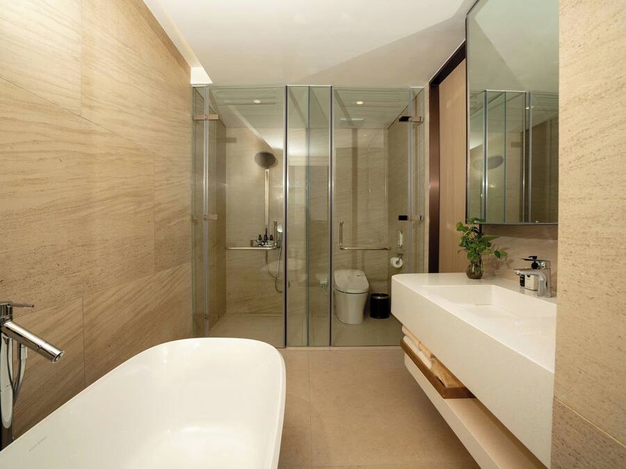 Executive suite, balkon, uitzicht op tuin | Badkamer | Pantoffels