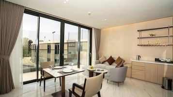 Deluxe Suite, Balcony, Garden View | Living area