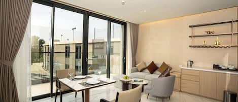 Suite – deluxe, balkong, hageutsikt | Oppholdsområde