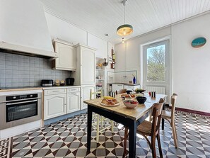 Fridge, oven, dishwasher, cookware/dishes/utensils - L'Ecluse by Interhome (Les Moutiers-en-Retz)